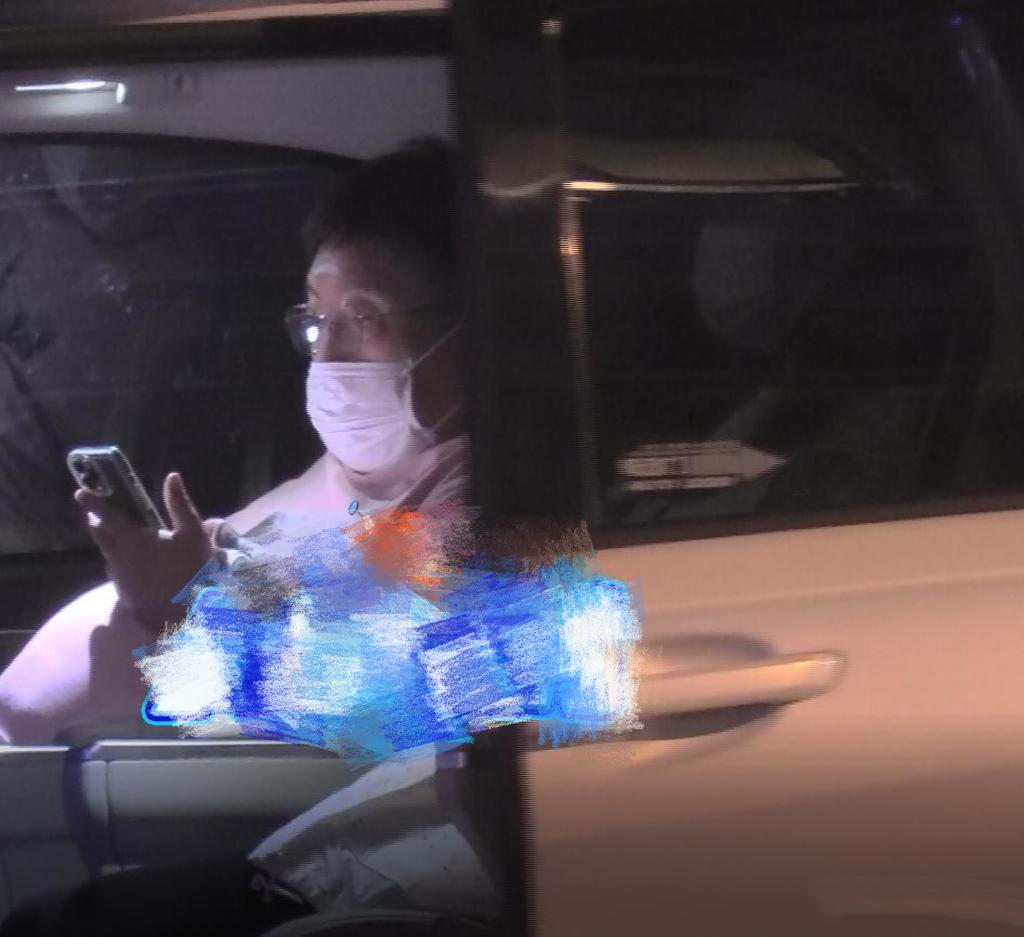 王晶|67岁导演王晶罕见露面，穿粉色短袖好花俏，与美女聚餐后一同离开