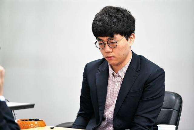 申旻埈|28日围棋赛事 井山惨遭屠龙 烂柯决赛今进行 申旻埈力克金志锡