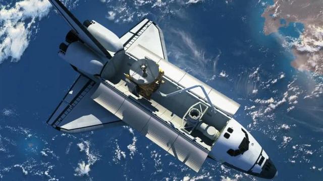 美国宇航员在太空上,徒手抓住4吨重高速飞行的卫星