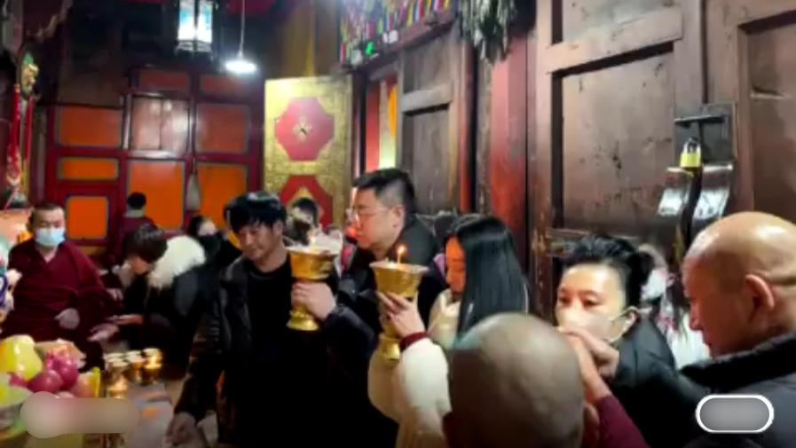 范冰冰|范冰冰和男友寺庙祈福，无名指戴大钻戒疑订婚，还有僧人专门陪护