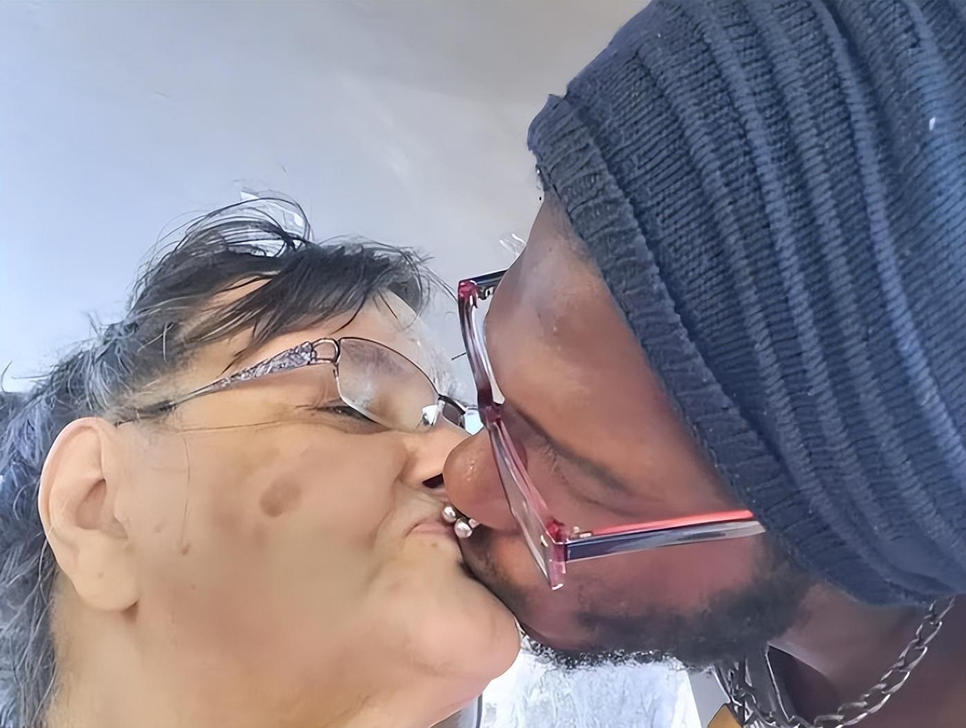 27岁黑人小伙又结婚了,新娘是没结过婚却已经有曾曾孙的74岁老妇