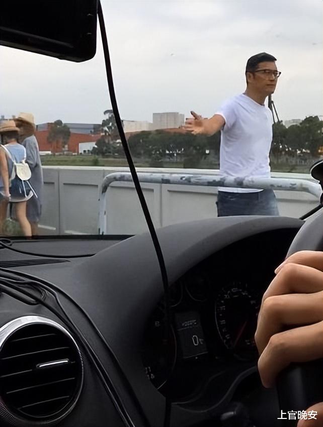 梁家辉|内地明星被捧上天，港星却随便出门溜达，逛地摊、去菜市场