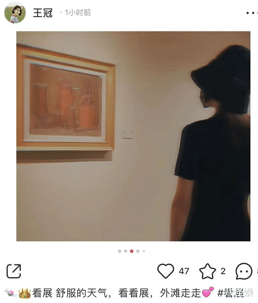 唐嫣 唐嫣与闺蜜看展，眉毛好有辨识度，粉丝调侃：画眉技术依旧没长进
