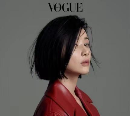 挤水分 李宝英《vogue korea》最新画报公开，不同的服装尽显独特魅力