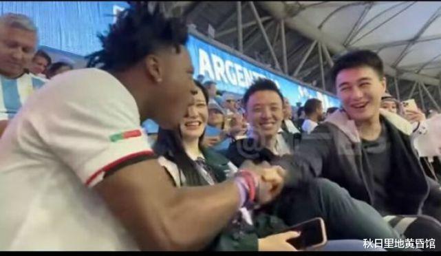 奚梦瑶|网友卡塔尔偶遇奚梦瑶与何猷君、何超欣,与粉丝挥手好热情,何超欣被指普通