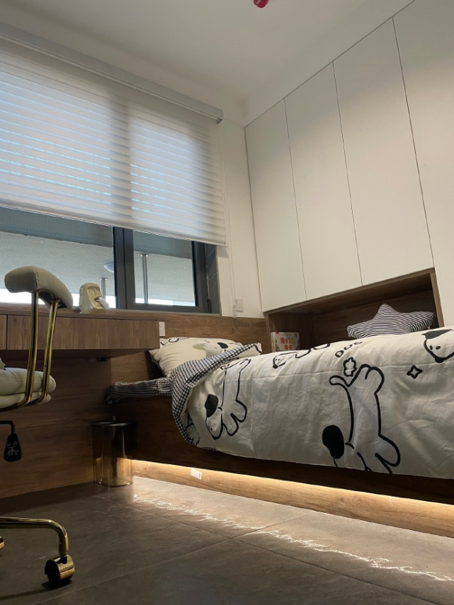 115平现代简约风,灰色影视墙是格栅和木饰面的结合