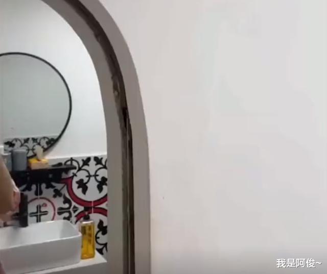 天柱山|重庆一女生民宿内洗澡，误碰卫生间镜子竟能推开，里面还有个房间