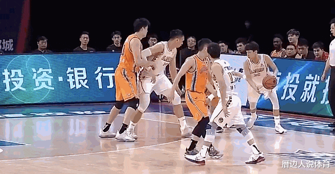 |CBA头号恶汉复出！5分钟3犯肘击对手 下半场场边踩自行车当看客