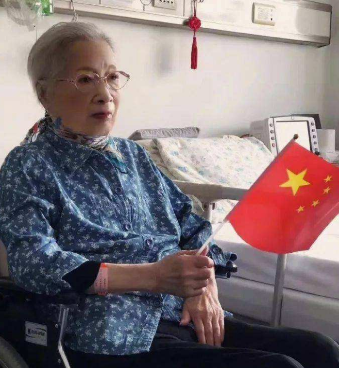 秦怡|秦怡:婚姻坎坷,照顾残疾爱子41年,如今100岁依旧优雅美丽