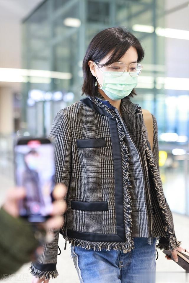 万茜|万茜现身虹桥机场 身穿灰色针织外套 成熟性感魅力十足