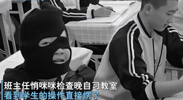 教室|班主任突袭教室名场面，看到体育生的魔幻操作，老师也哭笑不得
