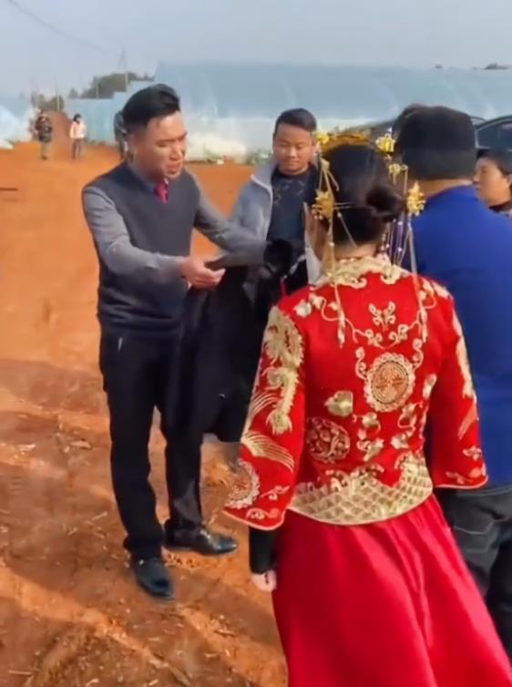 结婚当天新娘家涨彩礼，新郎发飙这婚不结了，转身娶走伴娘