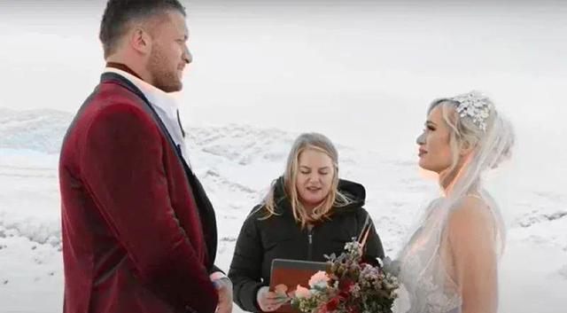 wwe|布朗欲拉拢怀亚特加盟CYN！前WWE女神斯嘉丽和克罗斯正式完婚！