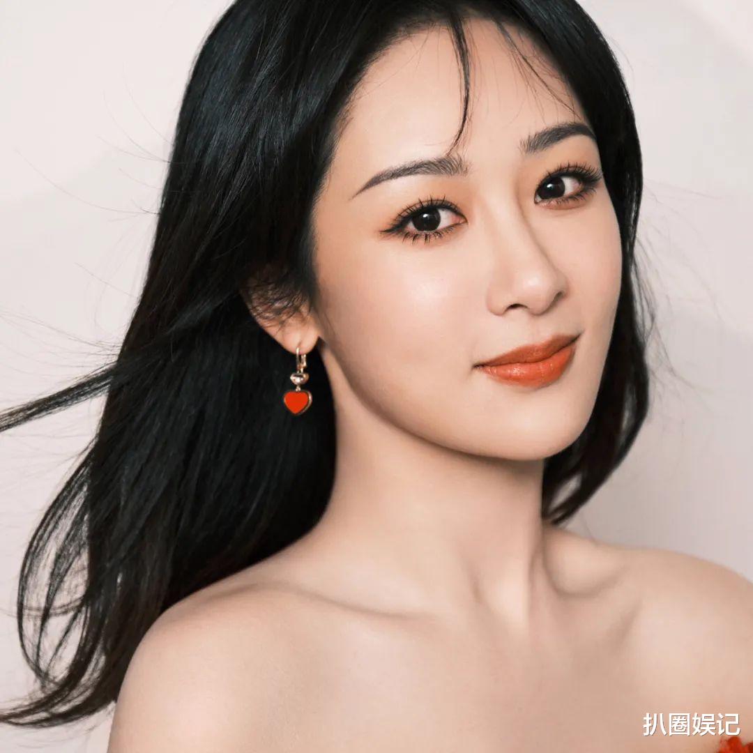 杨幂|宋祖儿现在是杨幂的闺蜜，杨幂去哪都带着她玩，宋祖儿是签定嘉行了