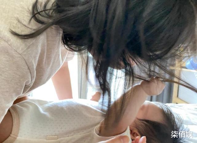 |杨子姗产女后复工，身材比孕前还要瘦，自拍眼睛瞪得像铜铃超欢乐