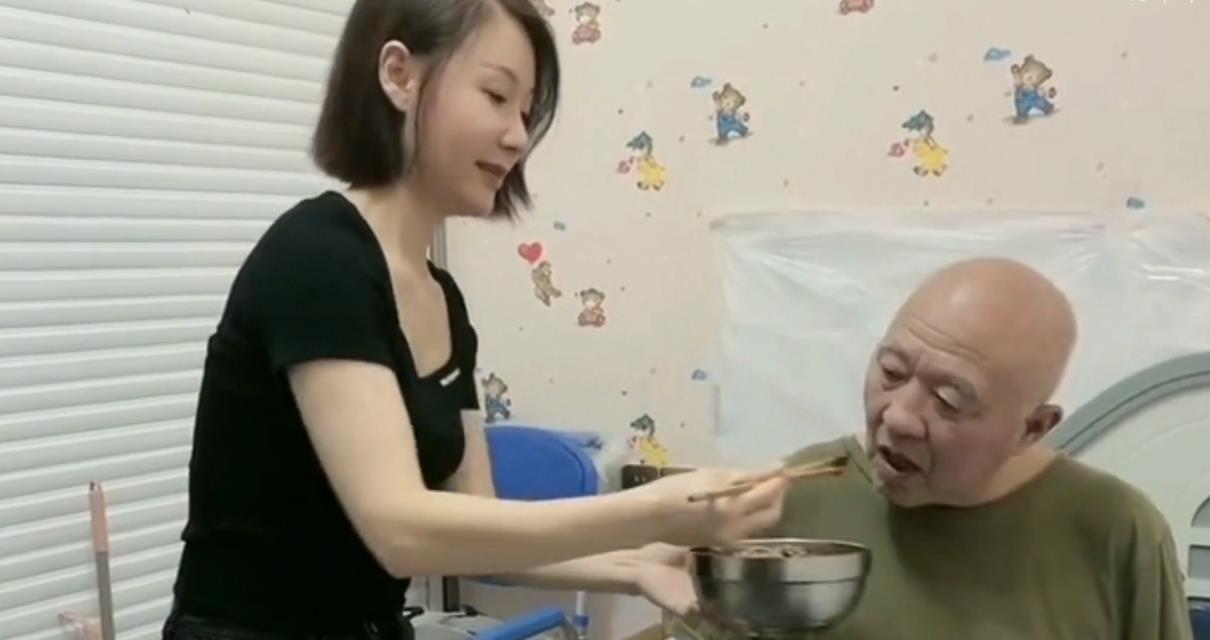 河南一女子为照顾瘫痪父亲,年近40岁没有嫁人,孝心感动无数网友