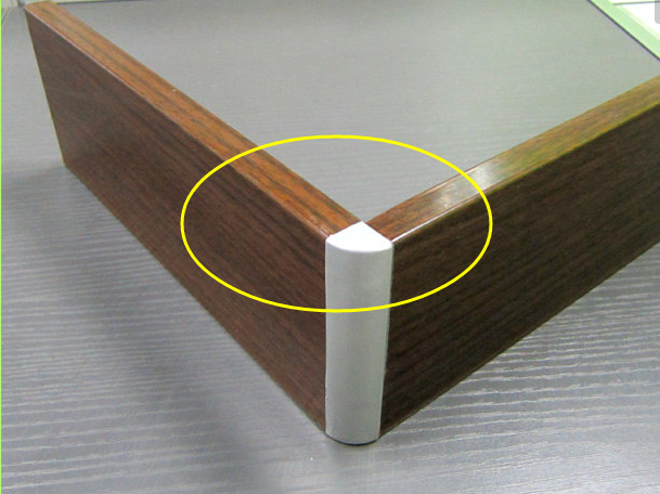 家里别再装实木瓷砖踢脚线，寿命短不耐用！聪明人都装这种，实用