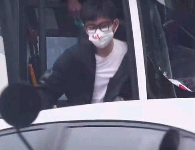 成毅|成毅《底线》花絮显恣意！新造型比傅云深沉稳