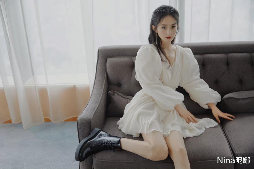 赵丽颖|赵丽颖真适合直播!穿挂脖碎花裙烫卷发声音太有磁性,涂红唇形象大变