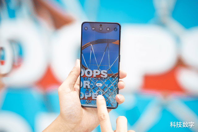 oppo reno|认准4个“快”，买到的手机体验不会差！详解Reno8超大杯上手感受