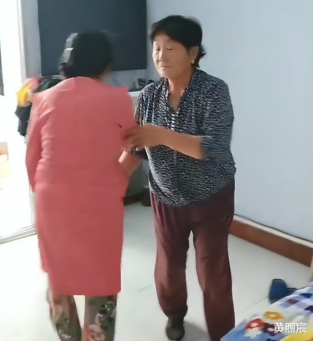 李玉成|被嫌弃了?85岁马玉琴和婆婆跳舞,险被对方推倒,网友:群魔乱舞