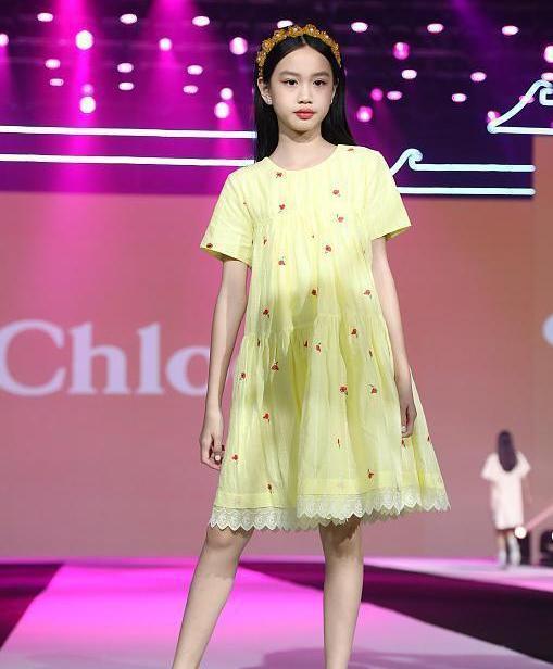 钟丽缇|钟丽缇两个女儿走时装秀，颜值气质都不输妈妈，是要出道的节奏吗