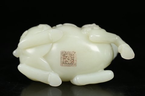 |旧藏 晚清和田玉羊香薰摆件