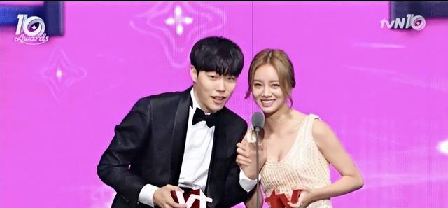 演唱会|惠利柳俊烈看演唱会被抓包！隔壁惊见又一对明星CP, 网：摇滚区太闪