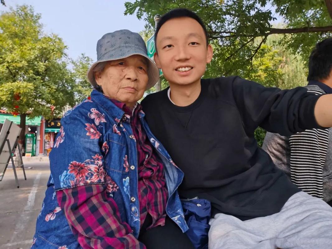 |是老杜出的钱多还是许妈出的钱多？鹏哥：郭策还给姥姥2万块钱了