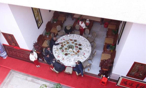 村里土豪盖豪宅，把全乡人都惊动了，上千人抢着参观，吐槽像寺庙