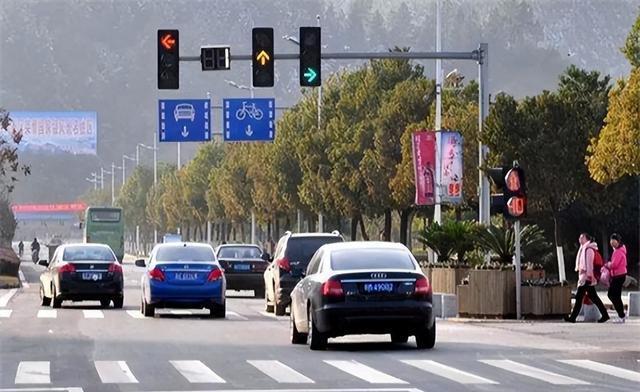 车灯“暗语”！闪1下、2下、3下分别什么意思？不懂别说是“老手”