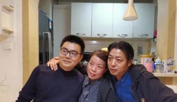 律师|许敏律师外出钓鱼,鱼被网子捞起暗示一网打尽,网友:天要亮了