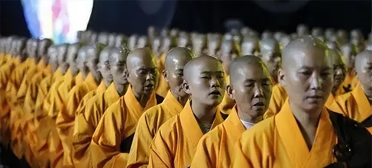 15年佛界交际花释智定敛财暴露:住4000万豪宅,“娶”小8岁和尚