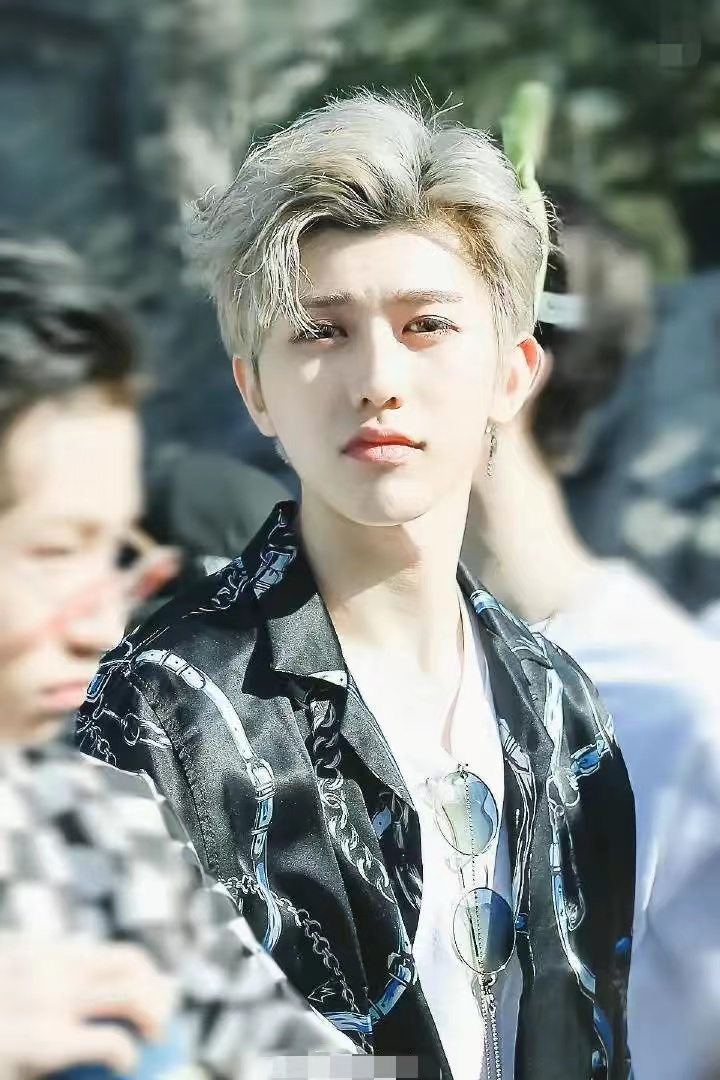 蔡徐坤|曝顶流男星与女爱豆恋爱，被扒两人撞多个同款，网友态度两极分化！