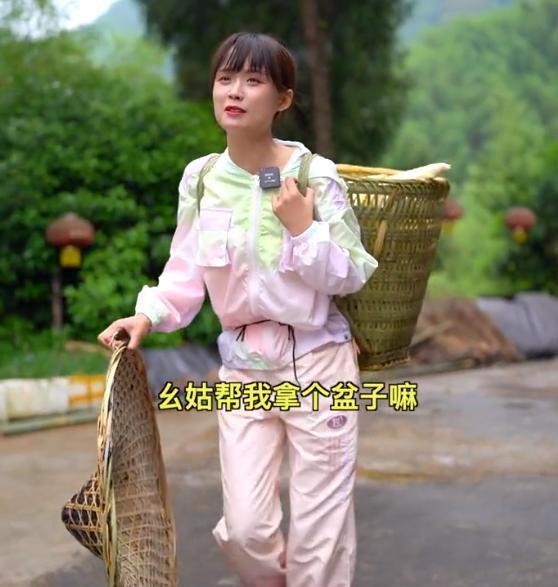 黑粉|网红严素砍竹笋引质疑，置顶评论显卑微，网友：多此一举