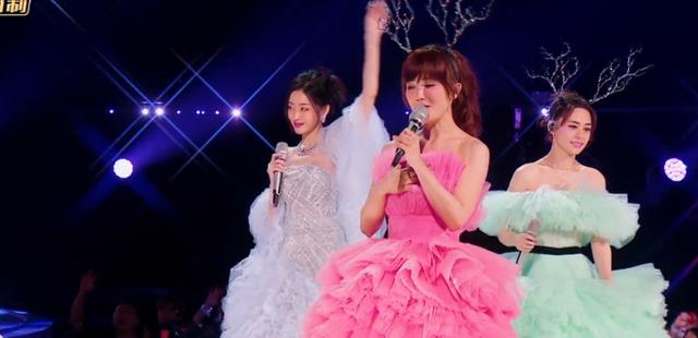 Twins|《乘风破浪》Twins含泪再唱成名曲，王心凌放弃合唱很恰当