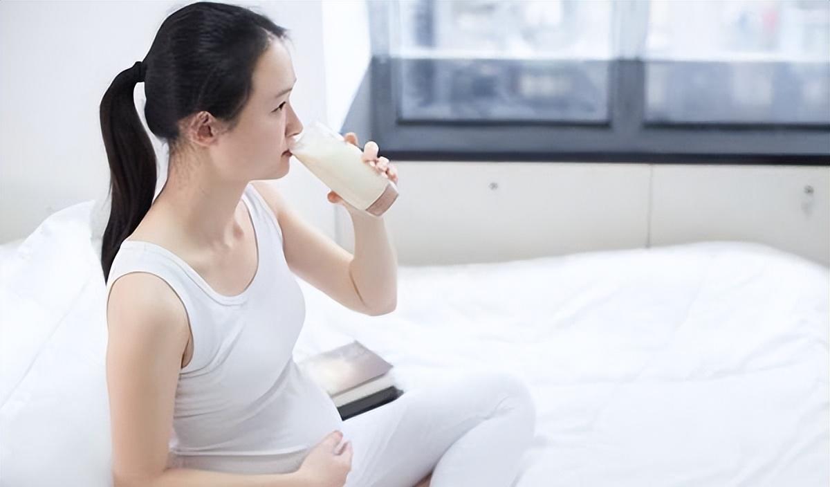 19年女子备孕十年没怀上孩子,腹痛去医院看病,医生说:你快生了