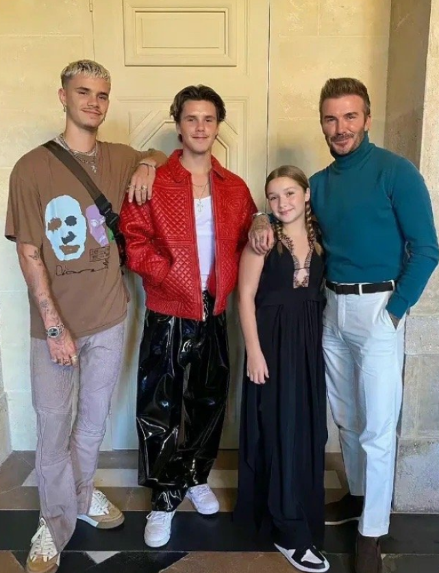 贝克汉姆|11岁贝克汉姆女儿逛街被拍！皮肤雪白四肢壮实，个子与妈妈一样