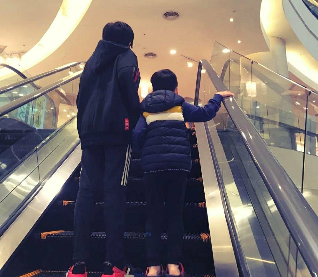 跨年|林志颖分享kimi一年长了12公分,自叹明年就要抬头看他了