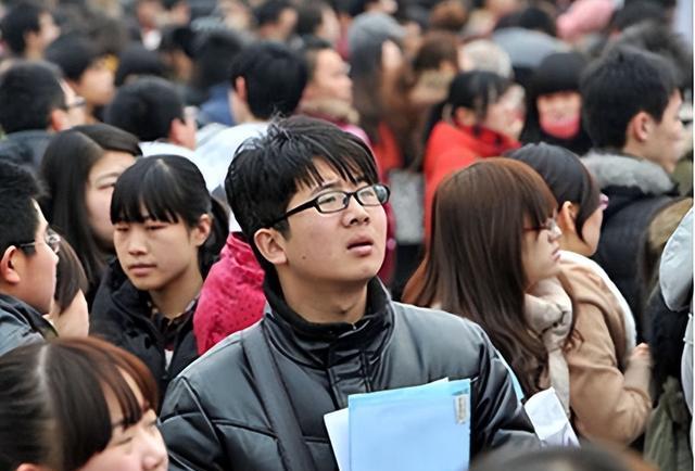 中学|“廉价大学生”时代已经来临，就业难工资少，“自救”成当务之急