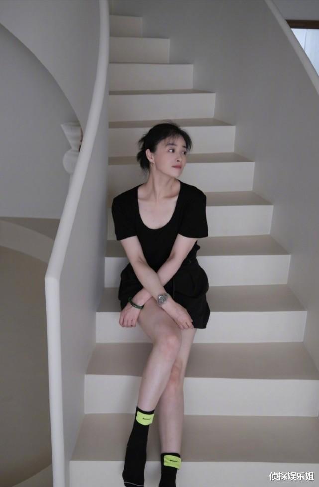 蒋欣 蒋欣瘦身后气质大变，经纪人随手拍出时尚大片，巴掌脸天鹅颈抢镜