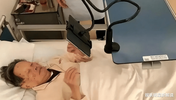 杨振宁|100岁杨振宁摔倒后首露面!说话有气无力,对娇妻表白好甜蜜