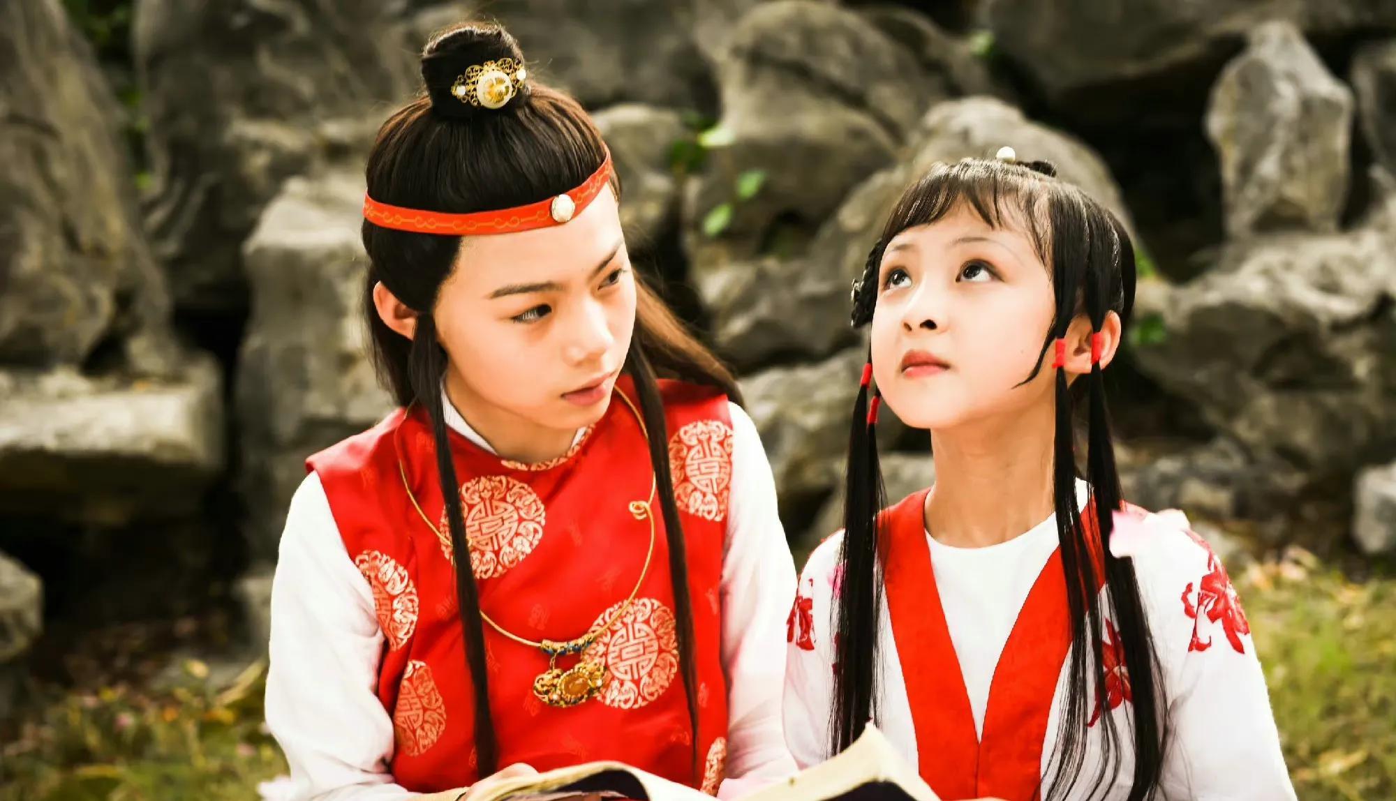 小戏骨红楼梦|红楼白蛇小戏骨今昔对比:小宝钗尴尬小熙凤美飒,小素贞脸更尖了