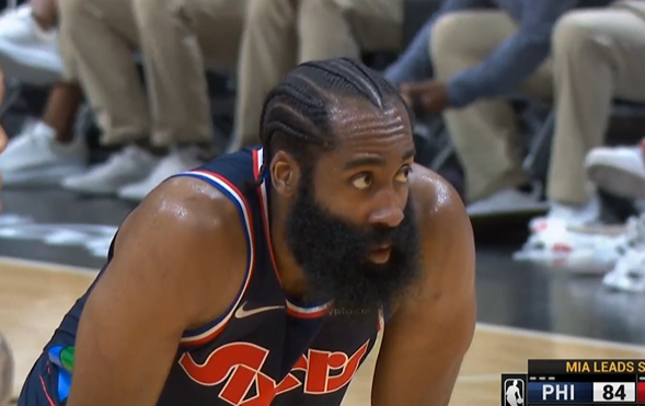 戴维·阿拉巴|16分惨败！NBA夺冠热门陷绝境，末节轰然崩盘，超巨半场4分又梦游