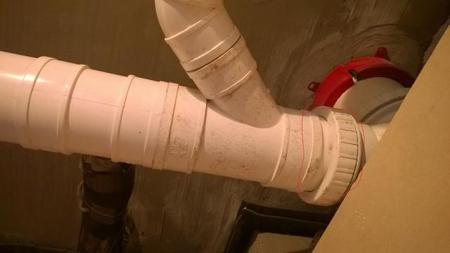 卫生间漏水,不一定非要砸瓷砖,多数情况可以免砸补漏