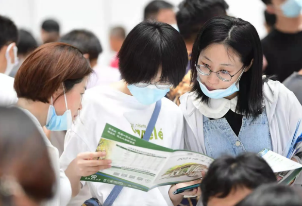 护士|本以为找到工作体面的对象,看到护士女友的工资单后,男友沉默了