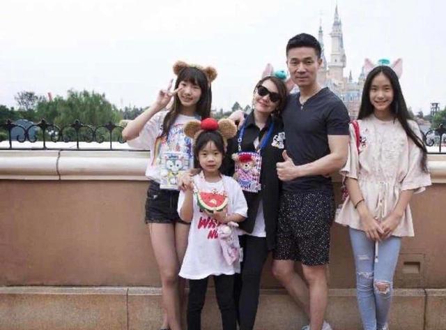 小S|44岁小S和家人出游，晒照秀恩爱，许老三手中的美食很吸睛