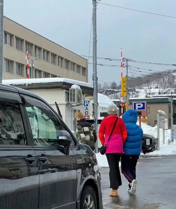 鹿晗|鹿晗关晓彤日本过除夕,导演刘信达发文怒批,对节日没有敬畏之心