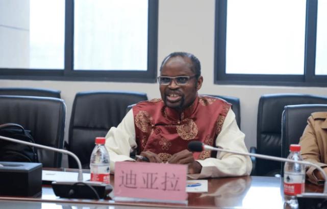 啤酒|世界首位黑人中医博士迪亚拉，在中国行医30余年，中医技术样样行