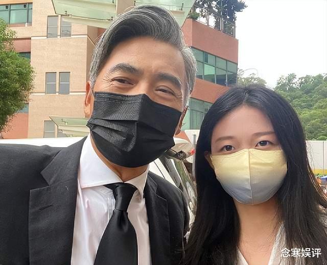 周润发|67岁周润发罕见公开露脸，满头的白发和皱纹，胸肌下垂十分显眼